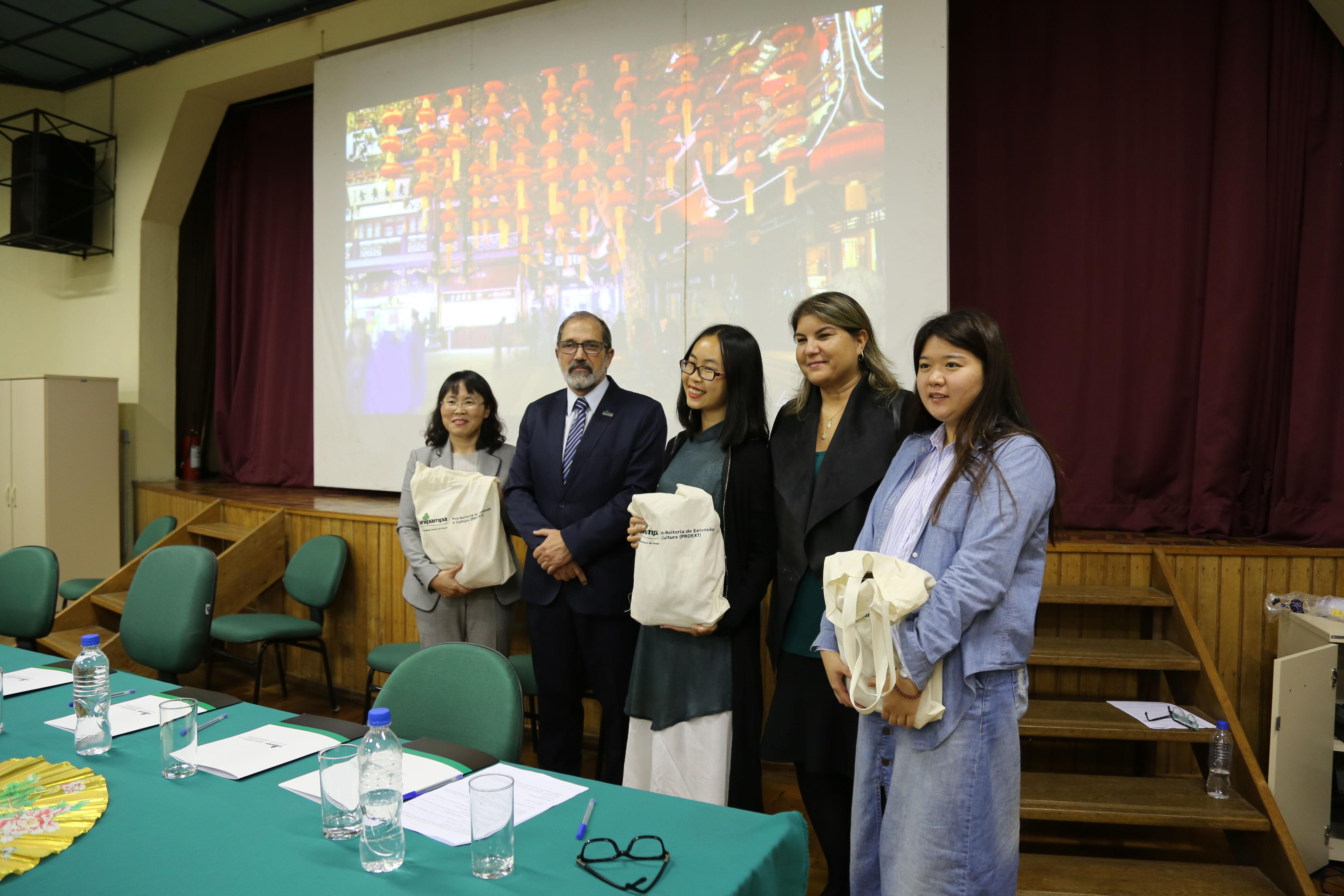 Na imagem, representantes do Instituto Confucius e da Unipampa estão na mesa de honra do evento.