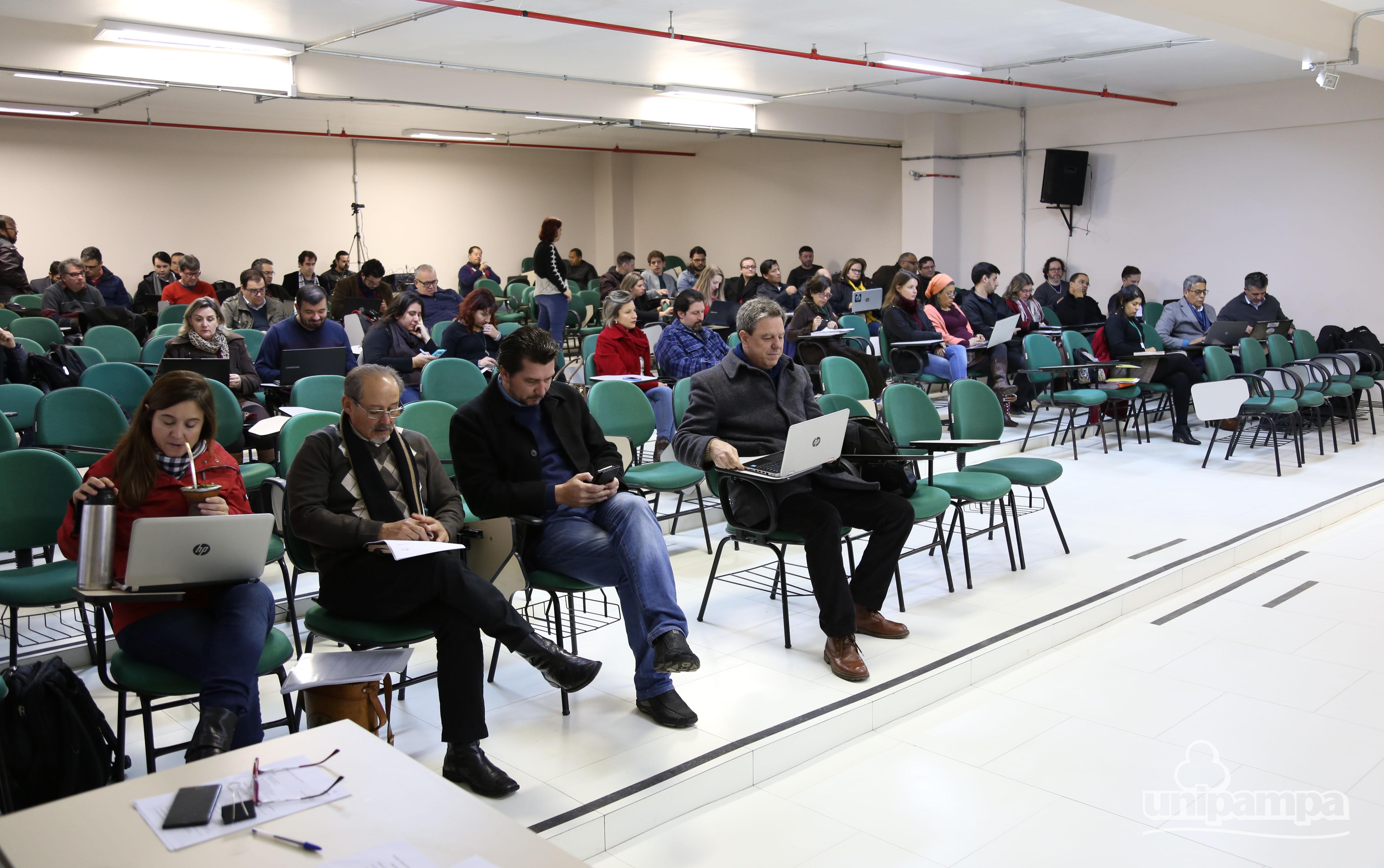Na foto, público reunido na reunião do Consuni dessa quinta-feira, 28, no auditório do Campus Bagé- Foto: Ronaldo Estevam