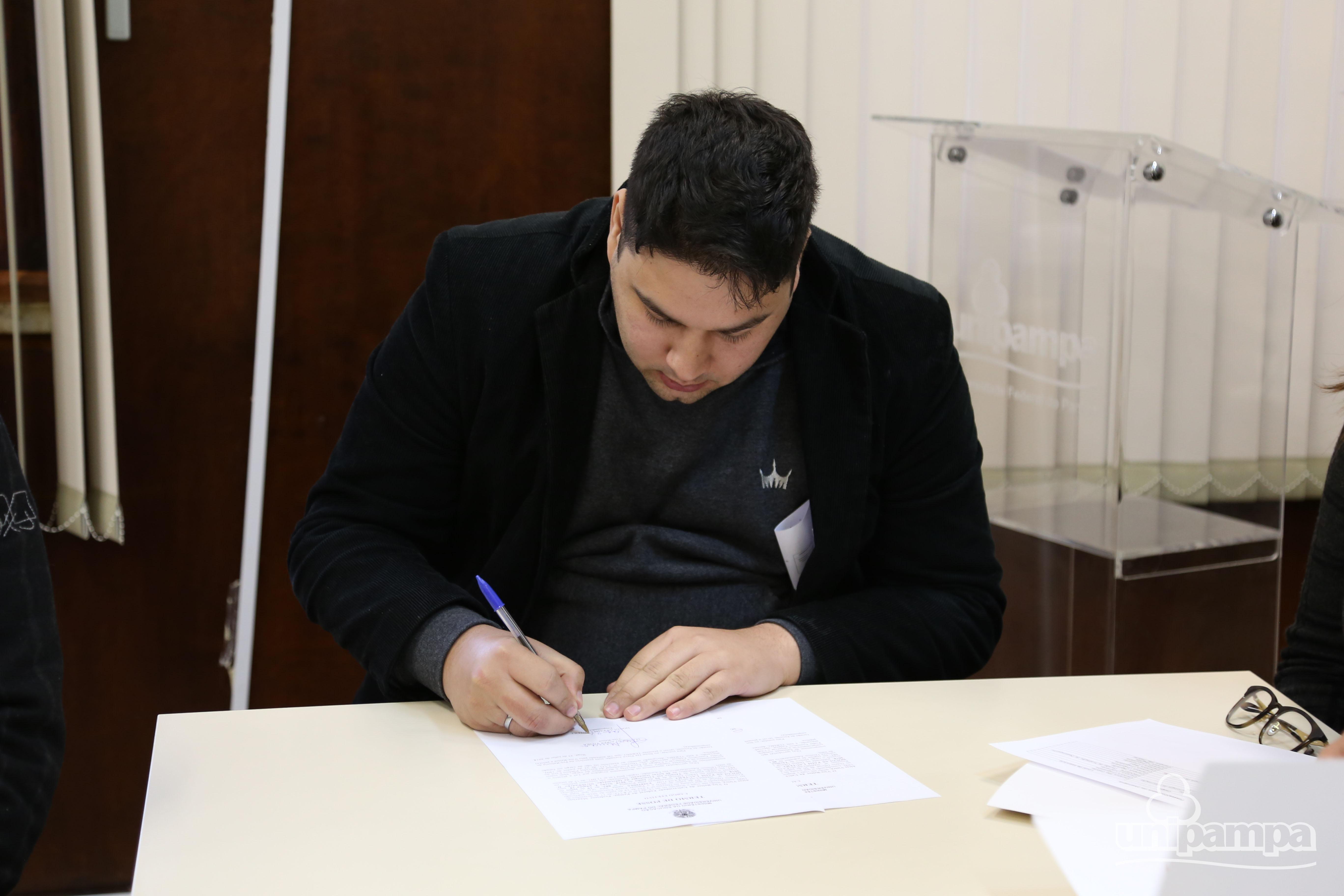Novos servidores assinaram termos de posse - Foto: Ronaldo Estevam
