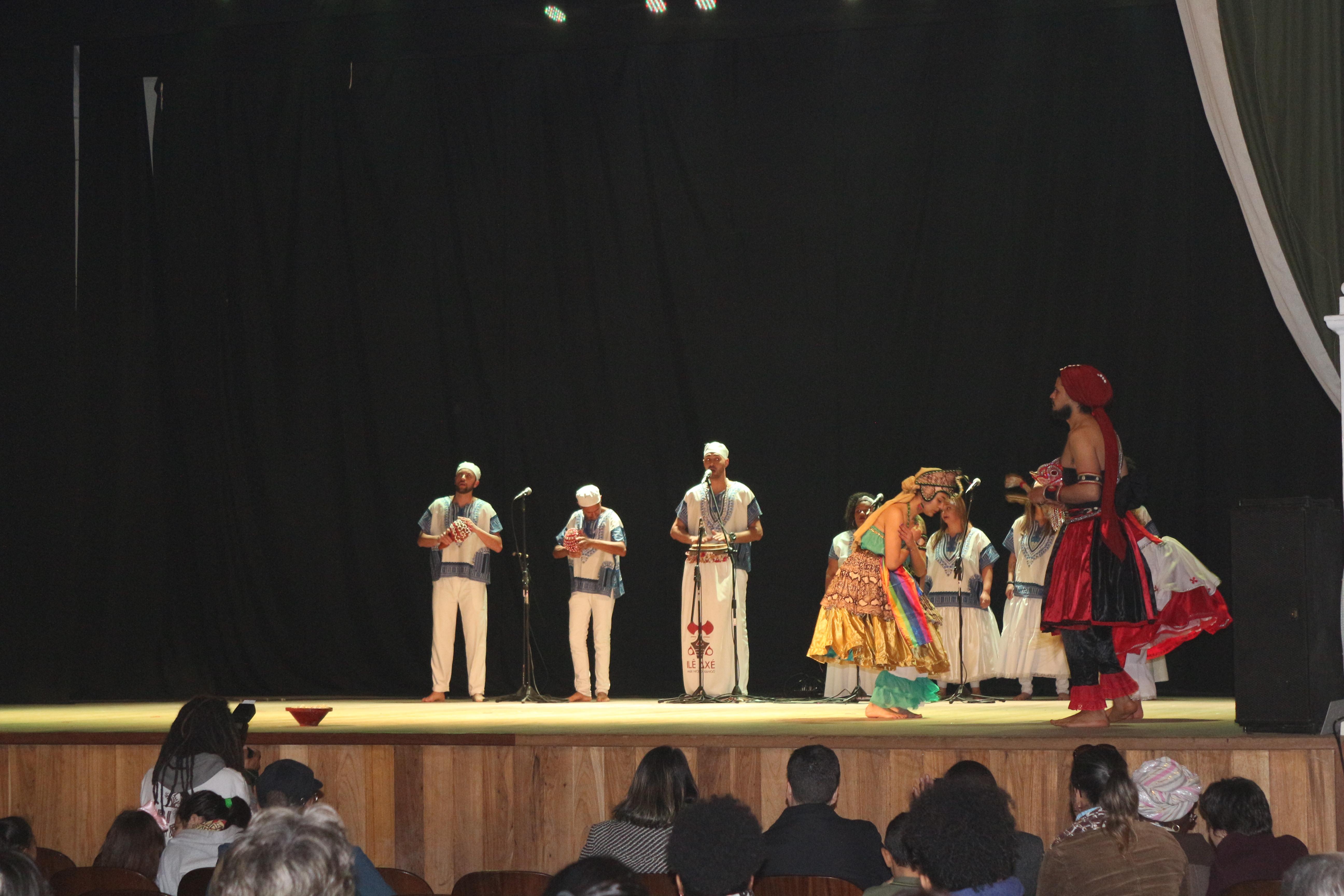 O Grupo Cultural Abi Axé apresentou "O sagrado no àiyé" durante a abertura do IV Copene Sul. Foto: Tamíris Centeno