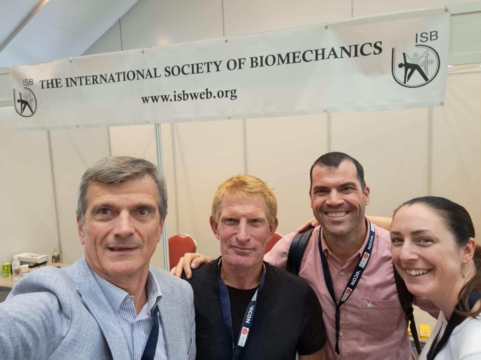 Felipe Carpes (terceiro da esquerda para a direita) junto aos dirigentes da Sociedade Internacional de Biomecânica - Divulgação