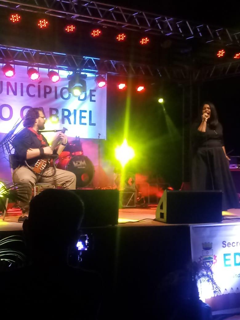 Eveline Santiago de Mello e Rafael Matielo no 12º Festival Estudantil da Canção de São Gabriel