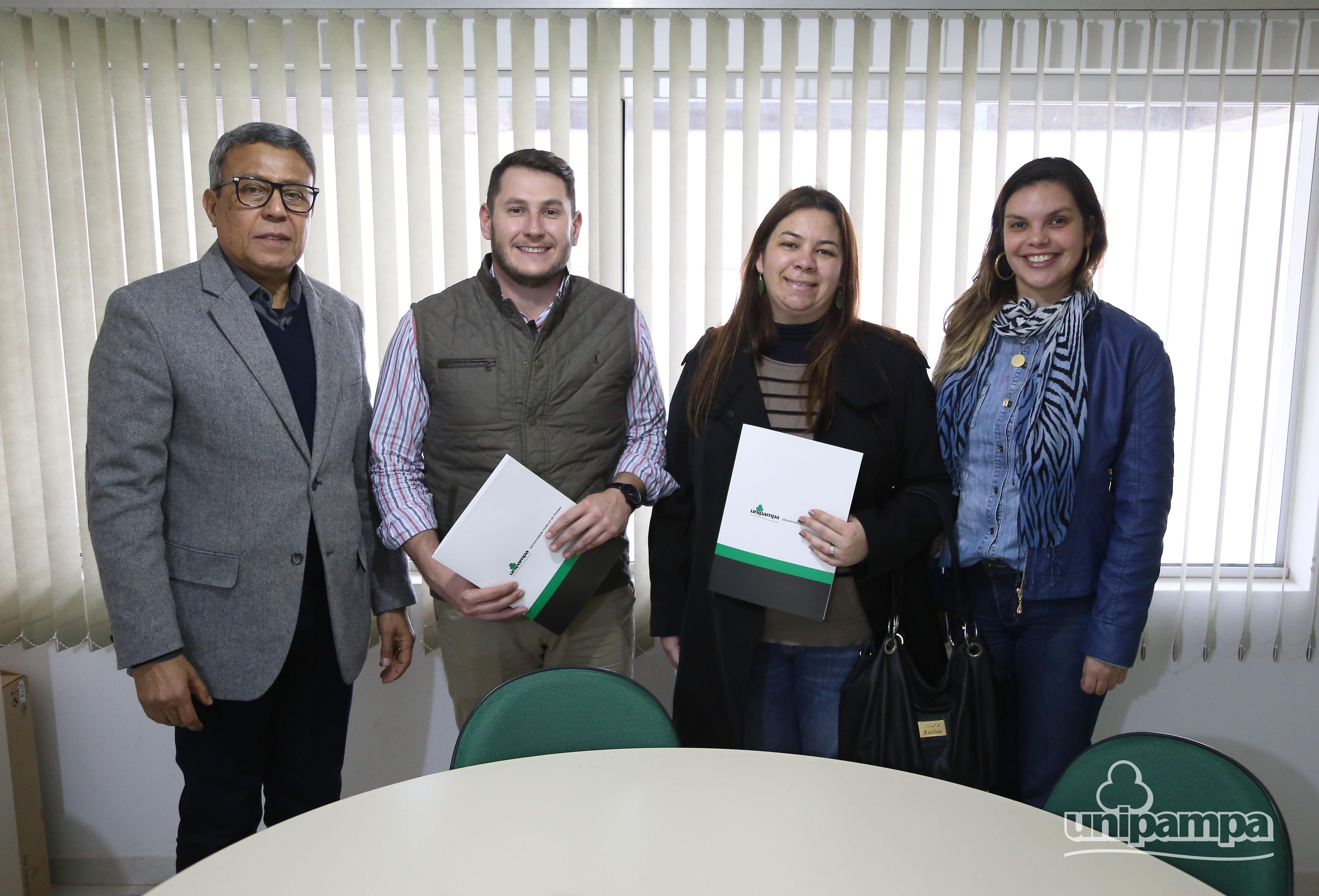 Professores substitutos formalizam assinatura de contratos - Foto: Ronaldo Estevam/Unipampa