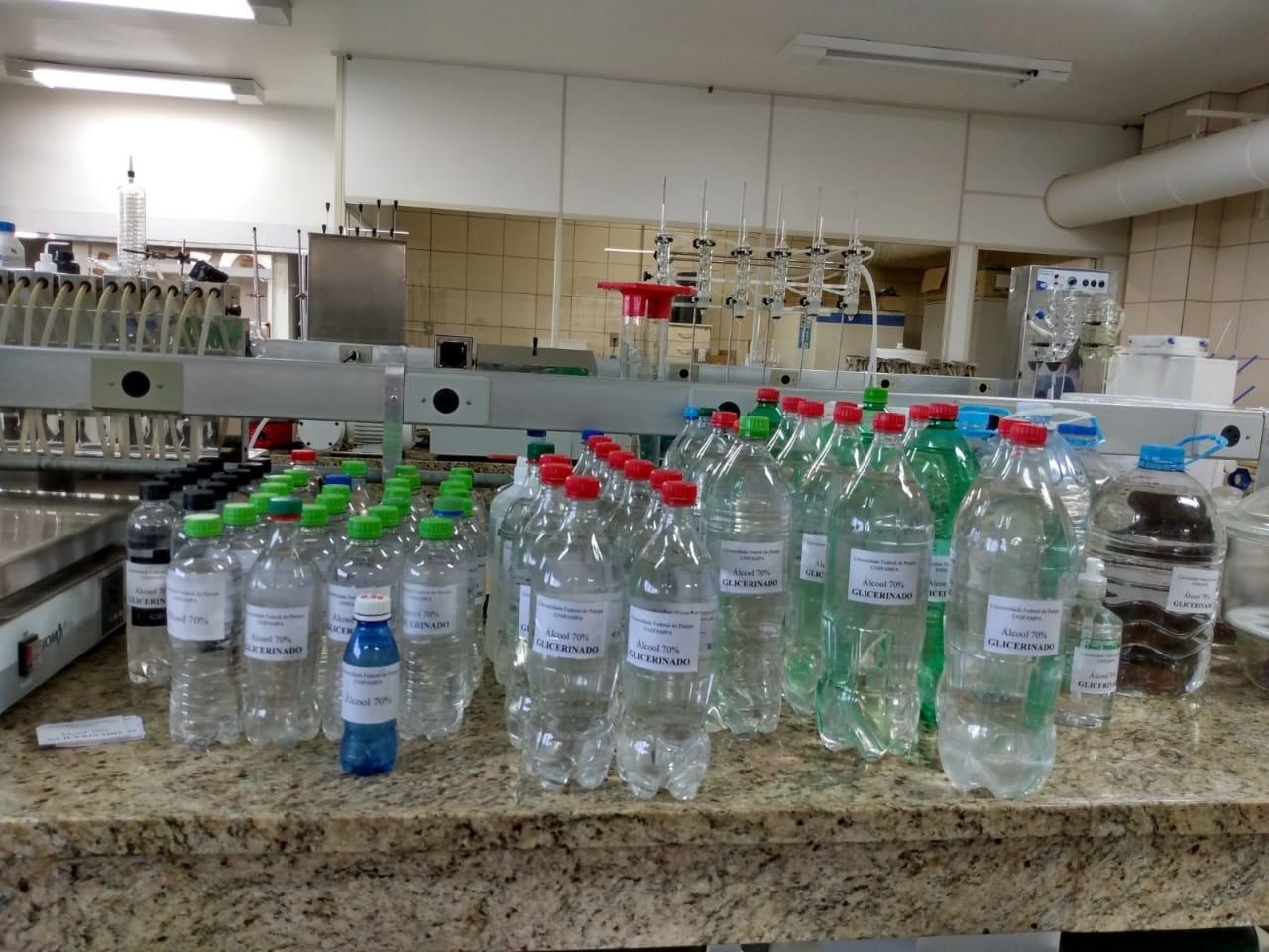 Comunidade mobilizou-se para arrecadar embalagens para o acondicionamento do álcool - Foto: Divulgação