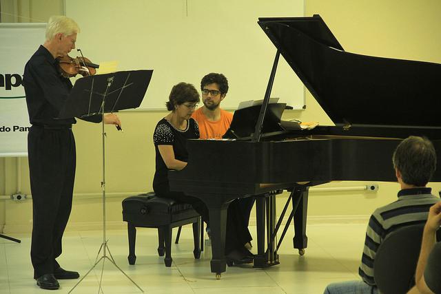 A apresentação do duo Cristina Capparelli (pianista) e Fredi Gerling (Violinista) lotou o Auditório do Campus Bagé. Fotos:Ana Carolina Nogueira e Giovani Andreoli