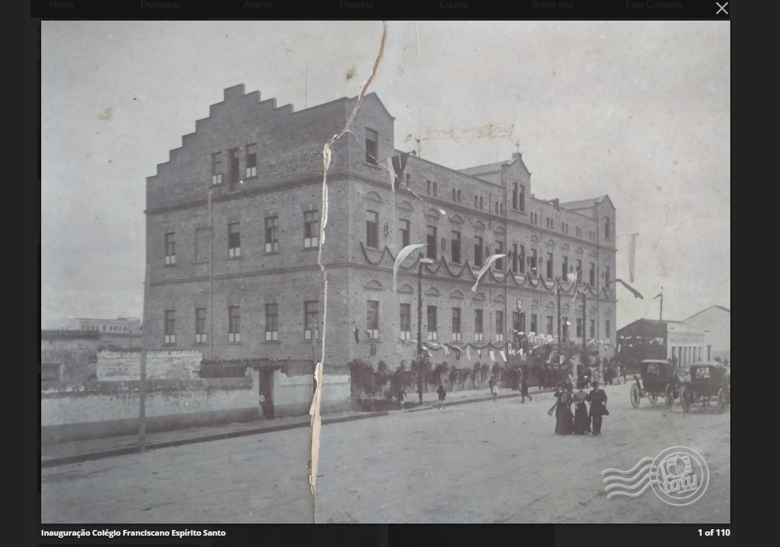 Foto em preto e branco do prédio do colégio Espírito Santo quando de sua inauguração