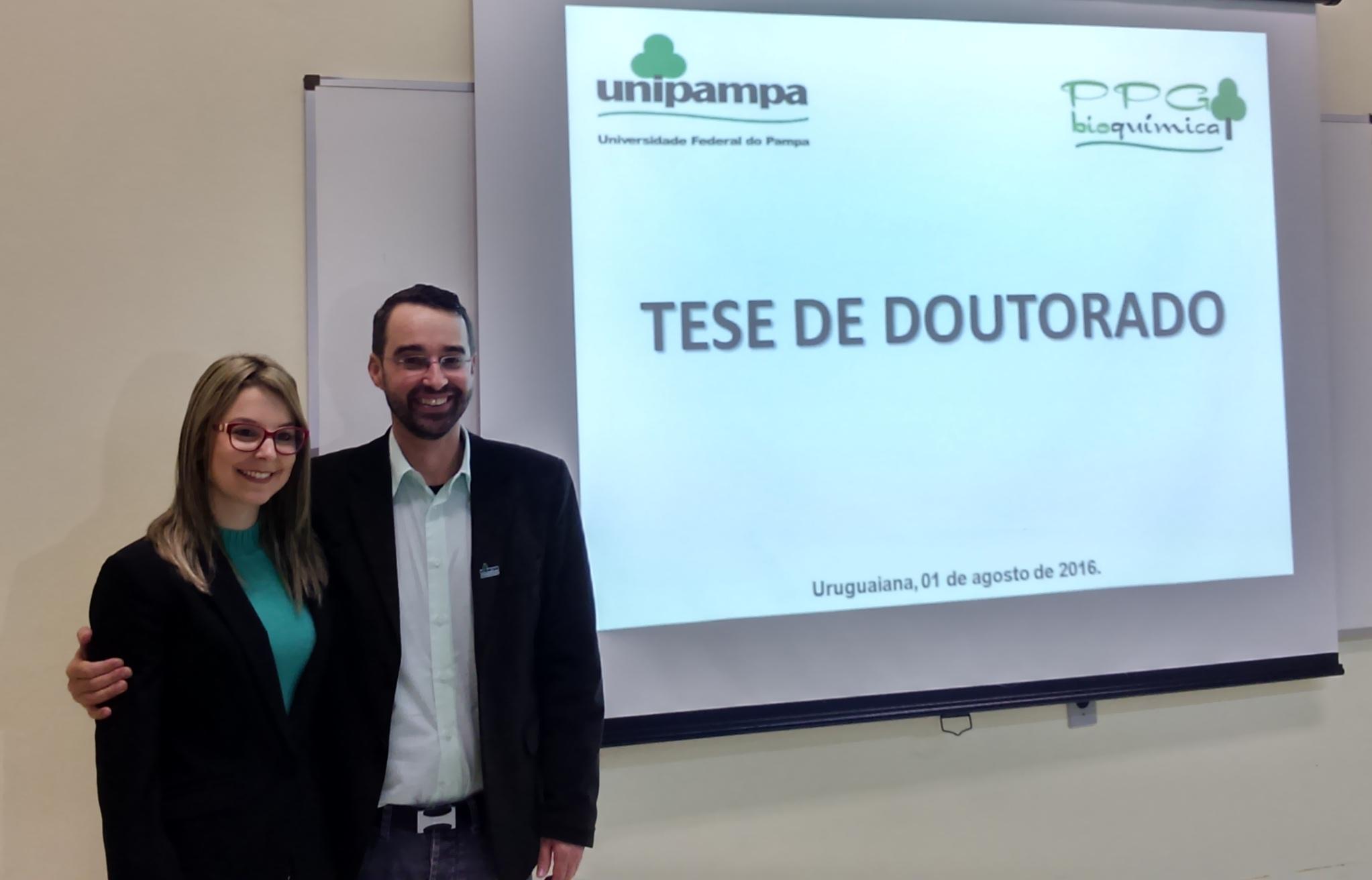 Vice-reitor e a primeira acadêmica a defender uma tese de doutorado pela Unipampa. Foto: Divulgação/Unipampa