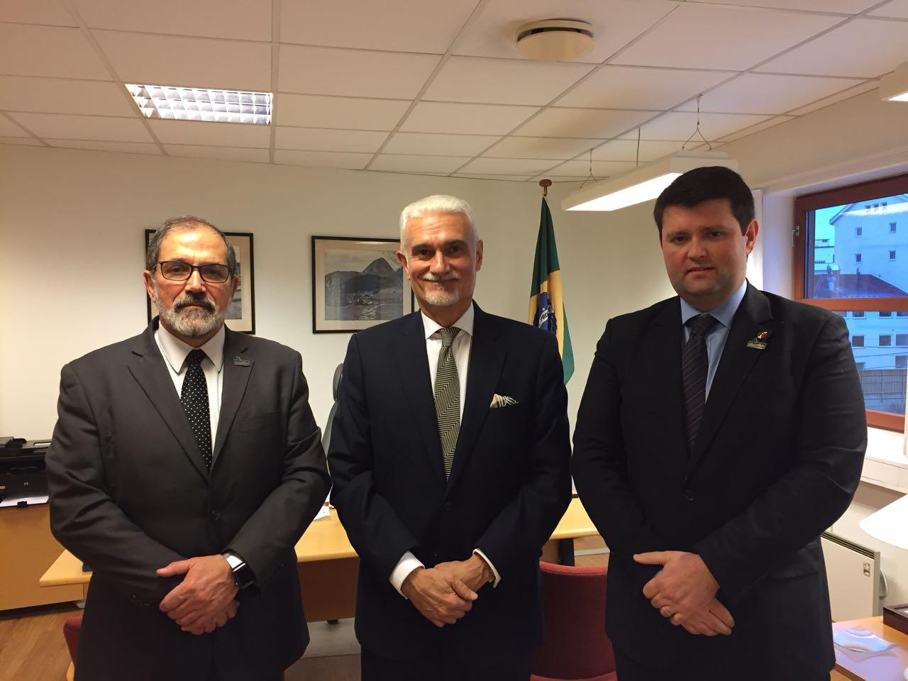 Representantes da Unipampa com o embaixador do Brasil na Noruega e Islândia.