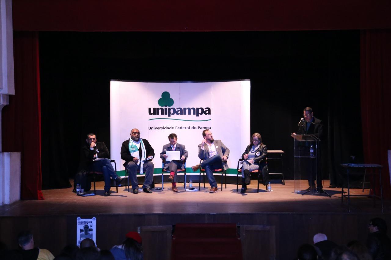 Participantes do primeiro debate entre candidatos ao cargo de reitor(a) da Unipampa  - Foto: Milene Marchezan
