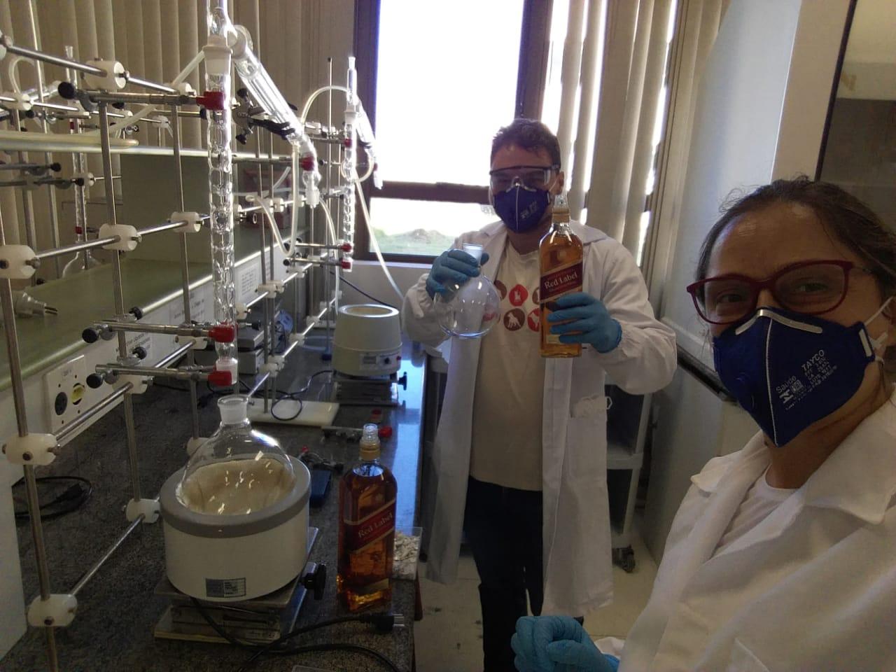 Servidores e laboratórios da Unipampa estão dedicados à produção de álcool para o combate ao coronavírus