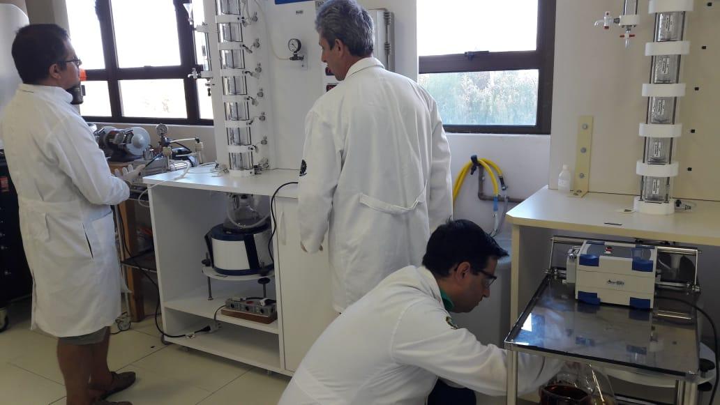 Servidores e laboratórios da Unipampa estão dedicados à produção de álcool para o combate ao coronavírus