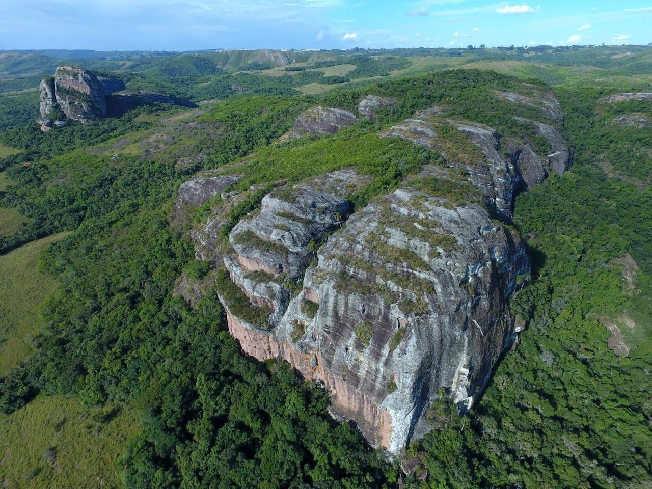 Pedra do Segredo, grande formação rochosa vista de cima.
