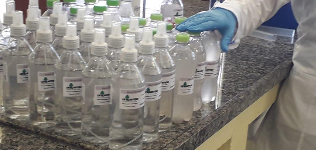 500 litros de álcool produzidos na Unipampa são doados para Prefeitura de Itaqui