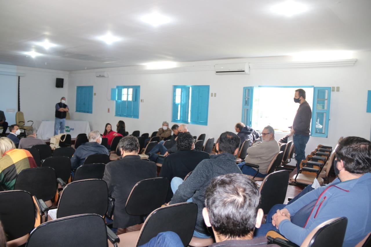 Foto colorida da reunião entre representantes da Unipampa e da Embrapa em auditório da sede da Embrapa em Bagé