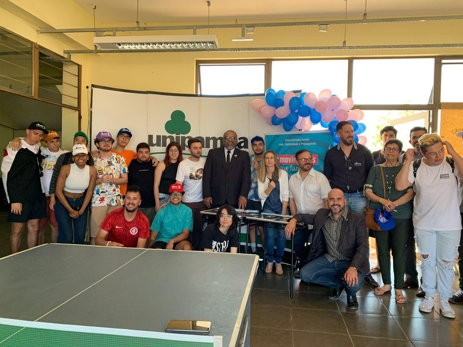 Foto colorida do hall de entrada do Campus São Borja com alunos e professores do curso de Publicidade