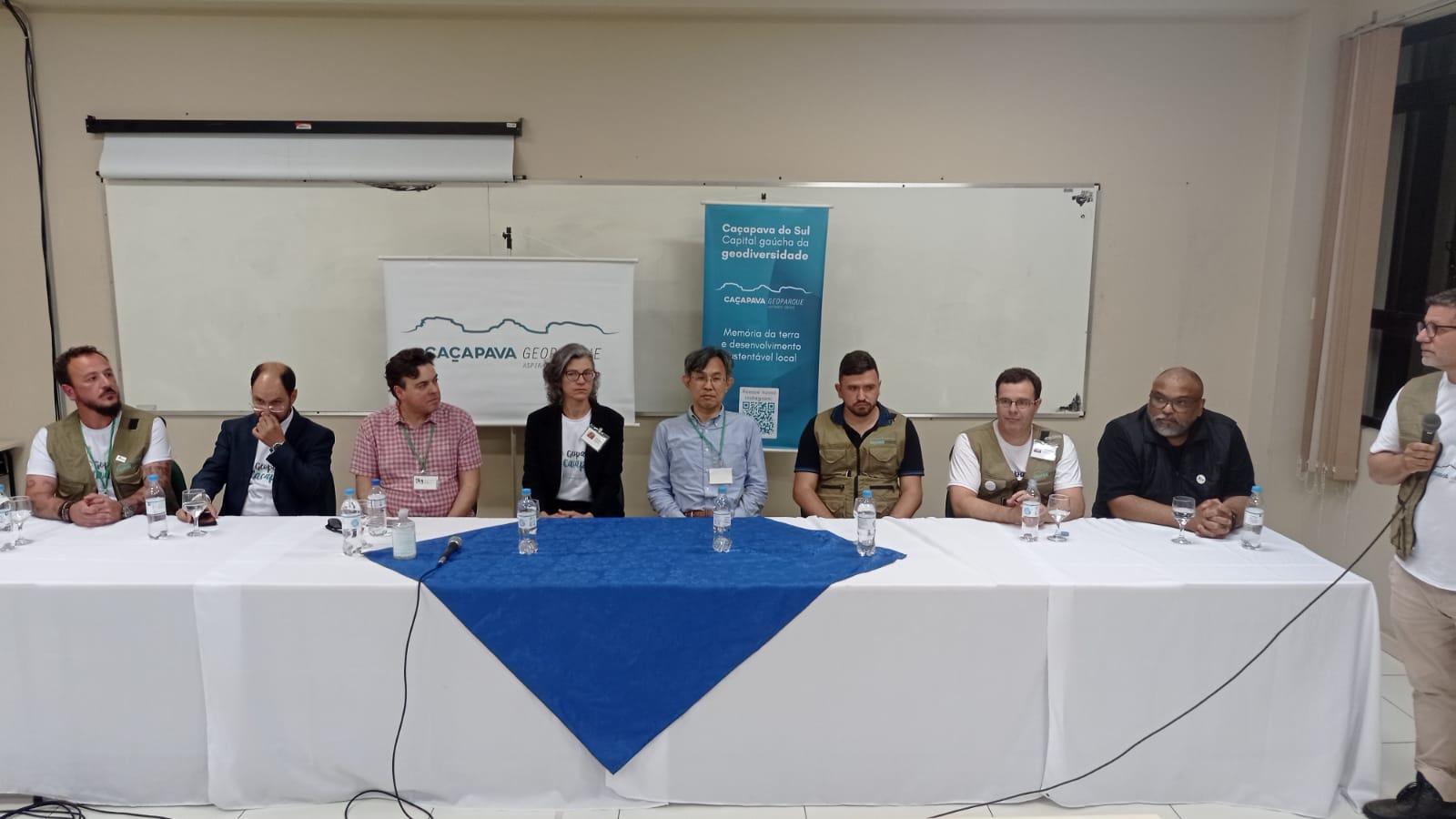 Foto colorida da mesa com os avaliadores da Unesco no Campus Caçapava