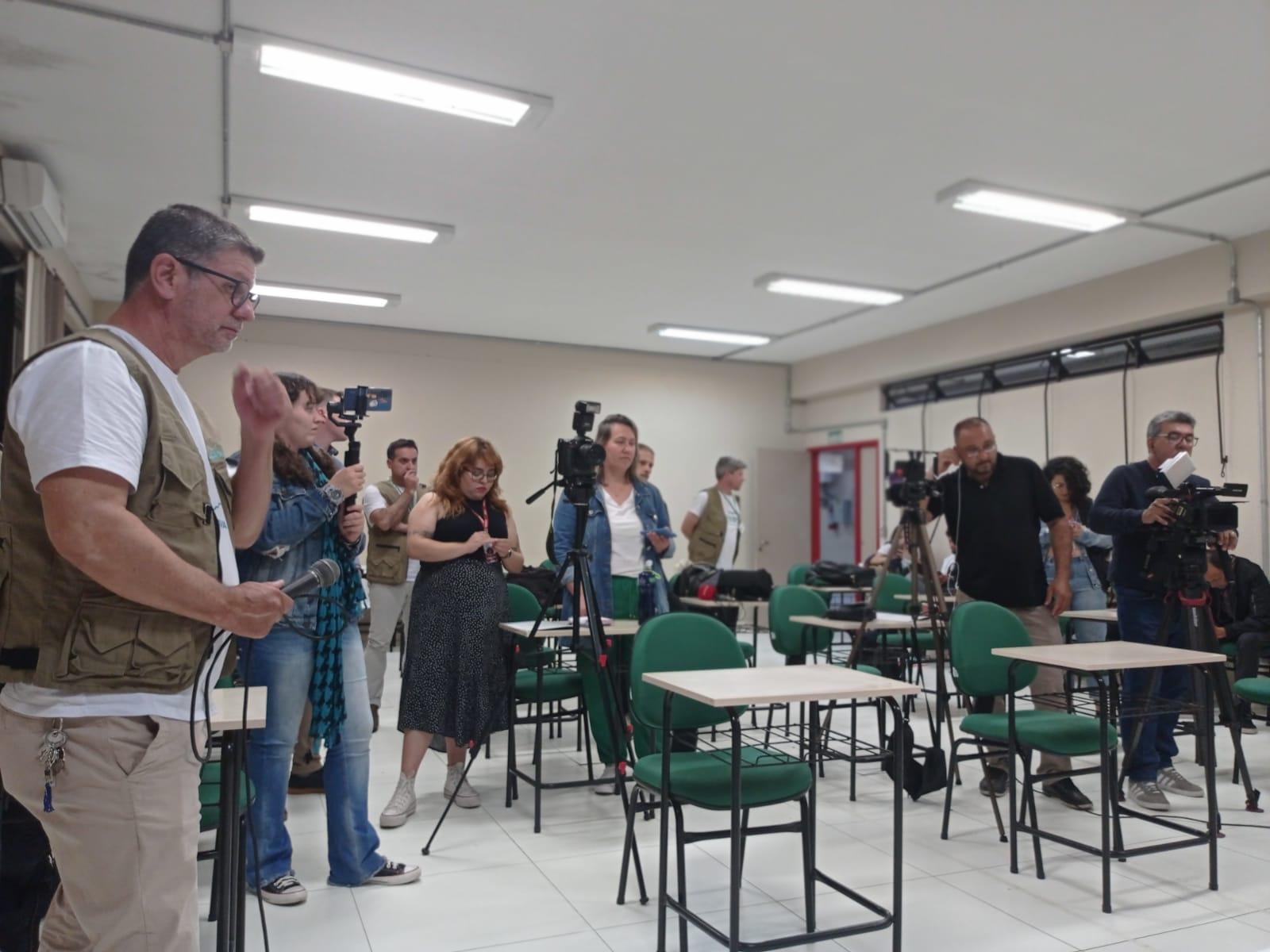 Foto colorida dos profissionais de imprensa na sala de recepção do Campus Caçapava