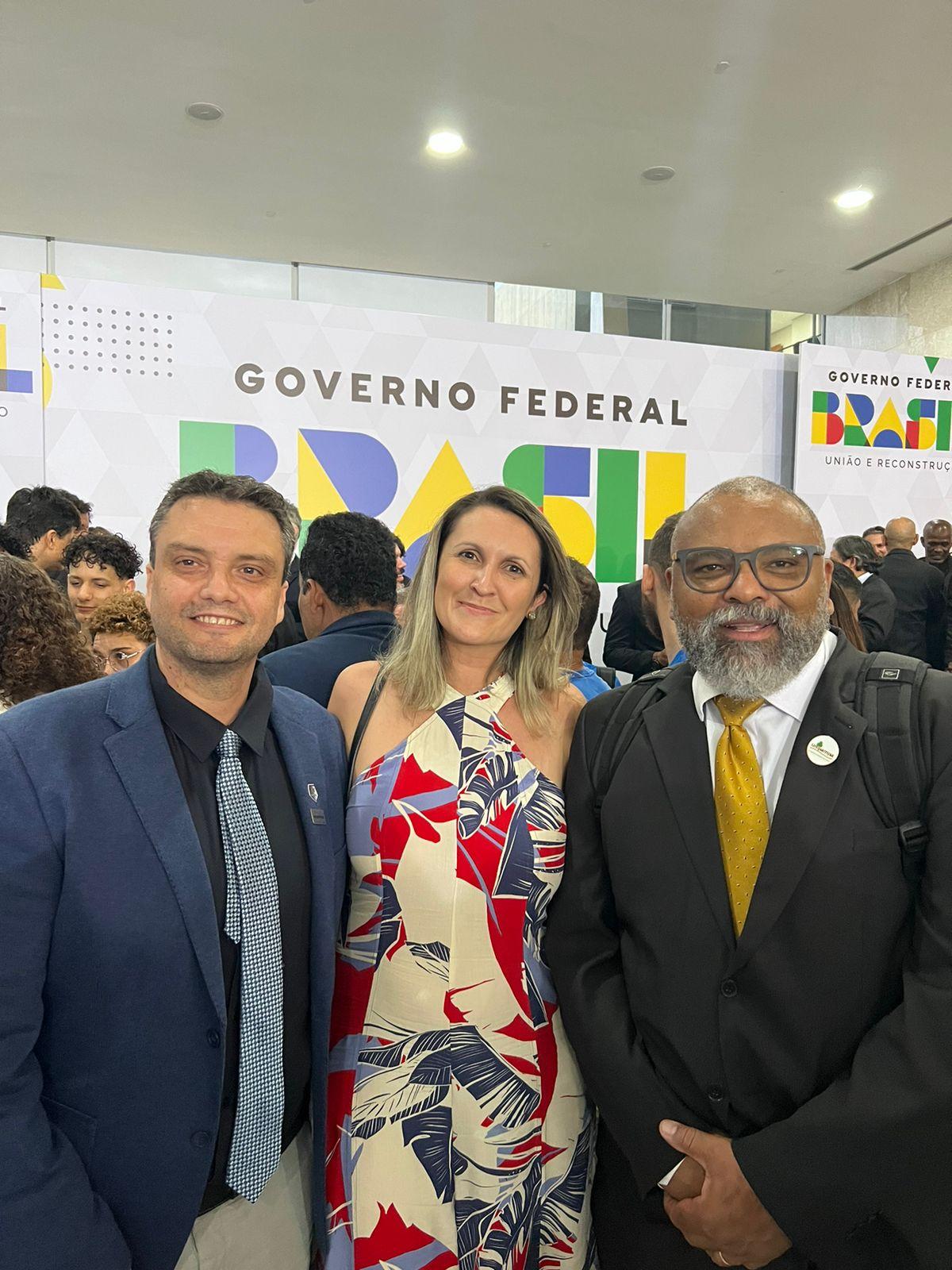 Fábio Leivas, Pâmela Carpes e Roberlaine Ribeiro Jorge representaram a Unipampa durante cerimônia - Foto: Divulgação