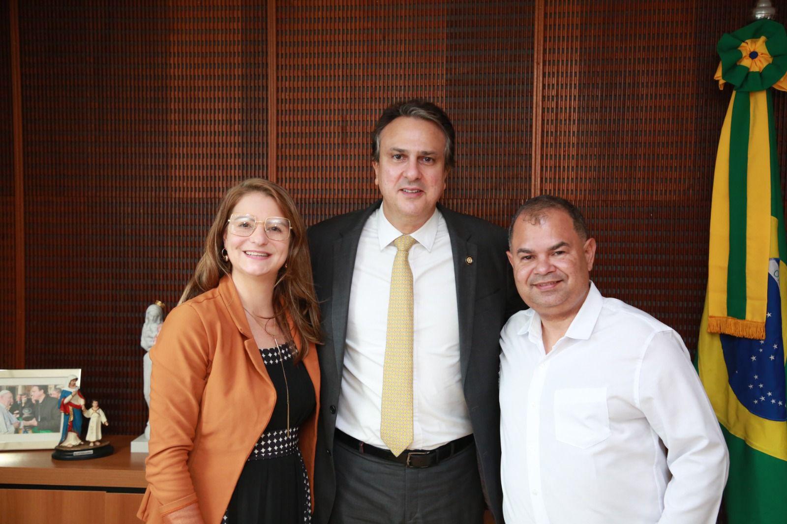 A pró-reitora, Shirley Nascimento, o ministro da Educação, Camilo Santana, e o presidente do Forgrad, Assis Leão - Divulgação