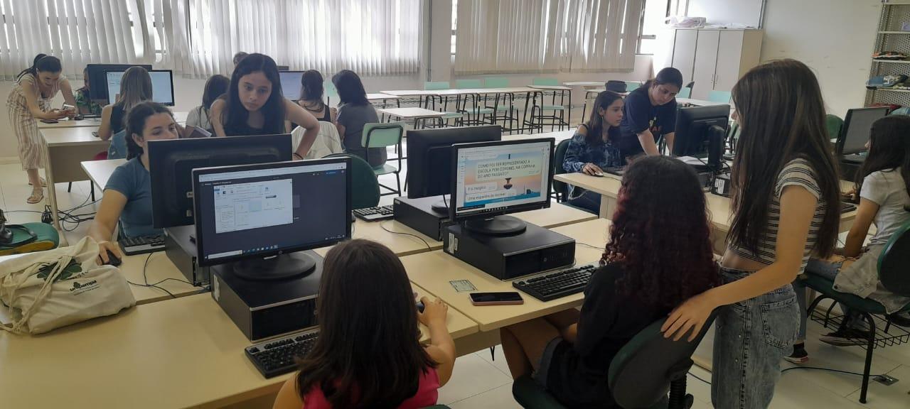 Alunos do EMEF Professor Peri Coronel utilizam laboratório de informática do Campus Bagé para edição do jornal escolar