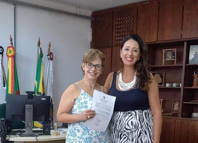 Zuleyka e Francéli Brizolla, durante assinatura do termo de posse, na Reitoria da Unipampa - Foto: Divulgação