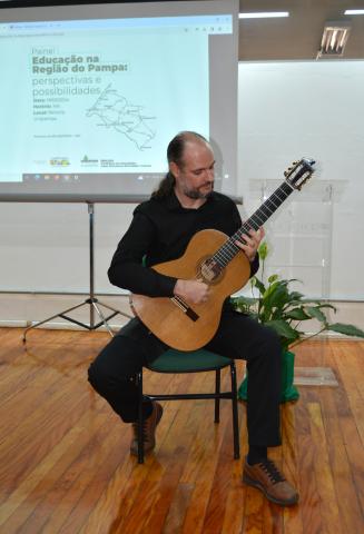 Professor José Daniel, do curso de Música, realizou uma apresentação ao violão - Foto: Franceli Couto