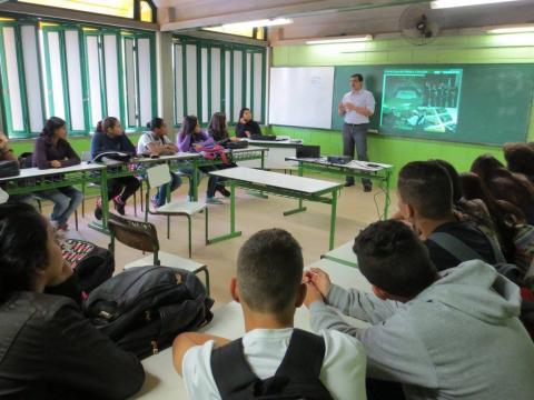 Pessoa apresentando o projeto em uma escola de Santana do Livramento