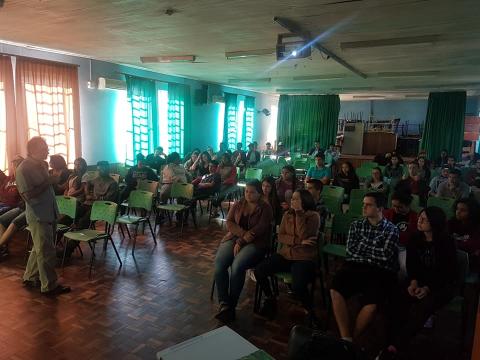 Foto de uma sala lotada de alunos do projeto Divulga Unipampa