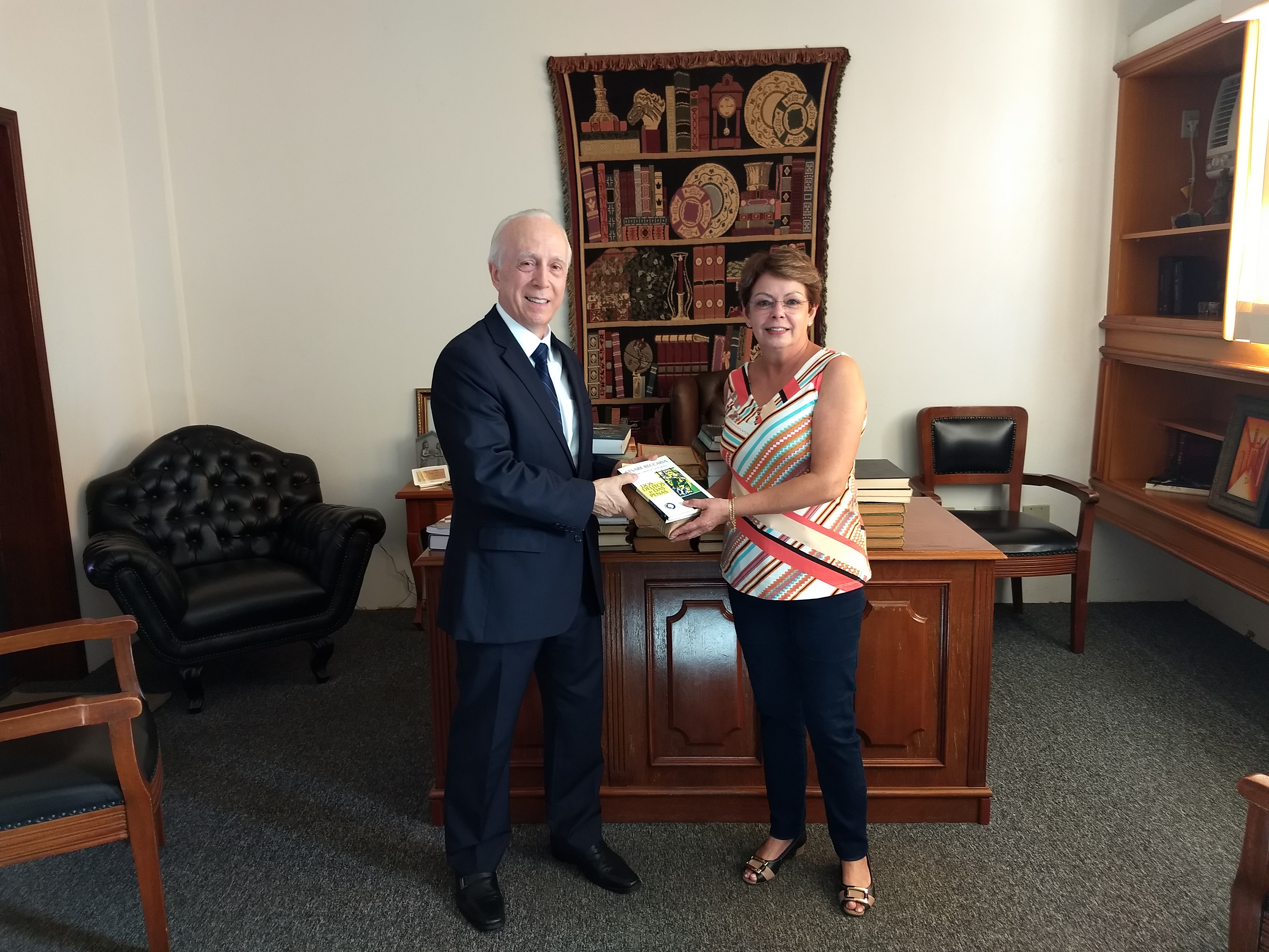 Bibliotecária Dilva Marques recebe um exemplar do advogado Sérgio Bastos Bibliotecária Dilva Marques recebe um exemplar do advogado Sérgio Bastos