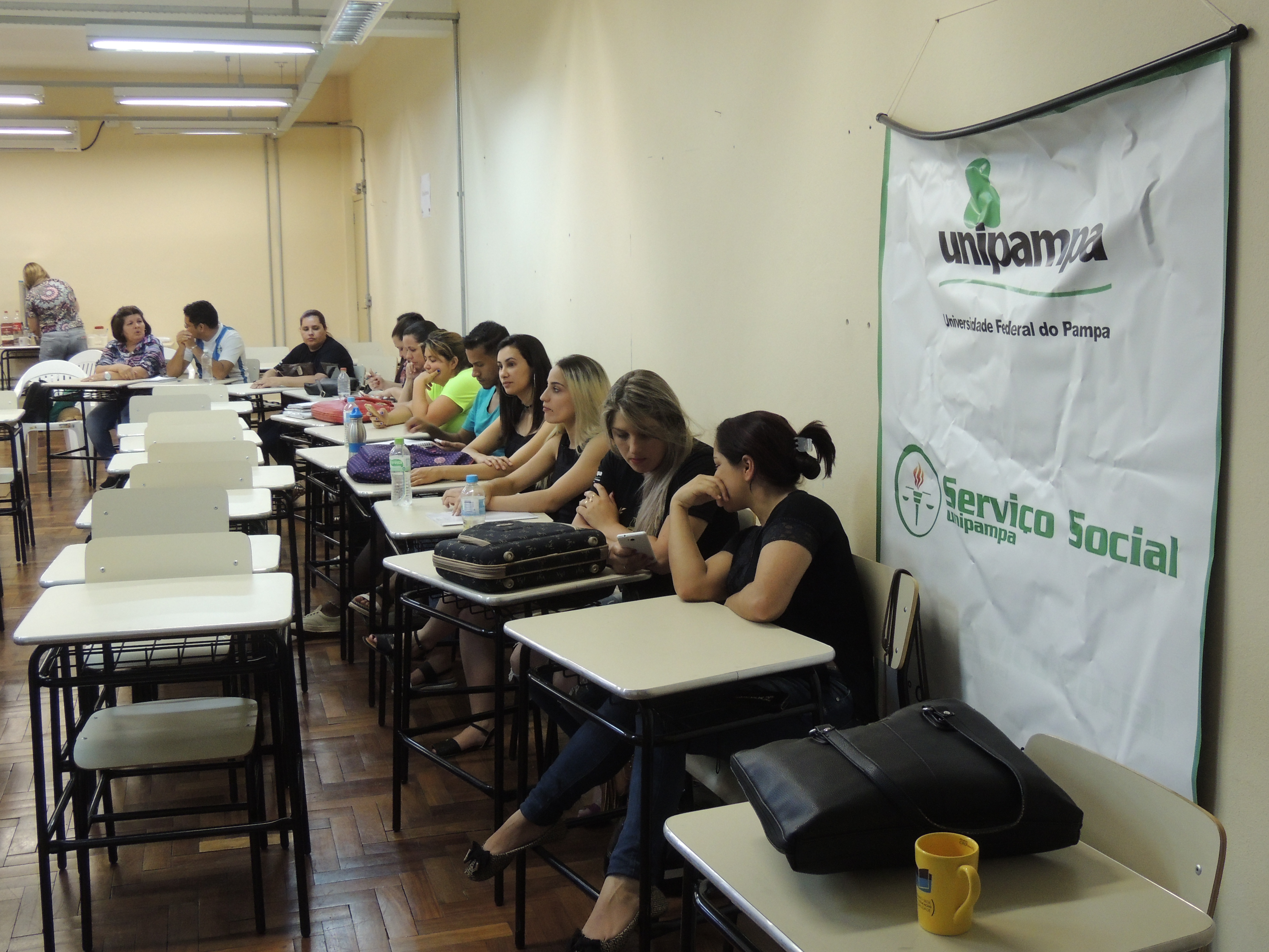 Acadêmicos prestigiam o evento que aborda questões do estágio Acadêmicos discutem as relações profissionais