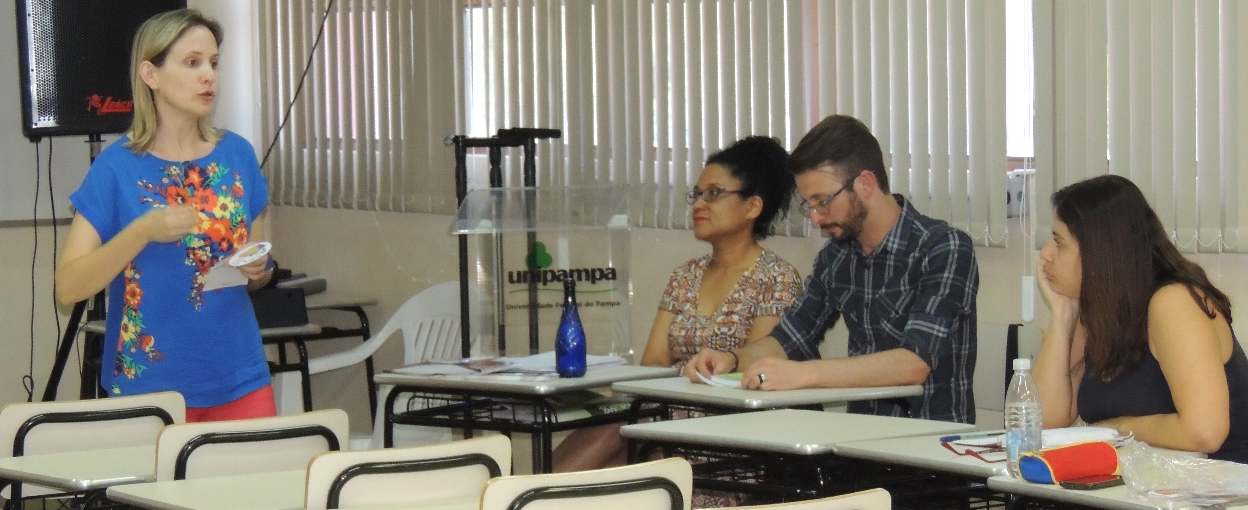 Professora Jaina fala sobre materiais informativos do Conselho de Serviço Social Professora Jaina Pedersen explica ações do estágio