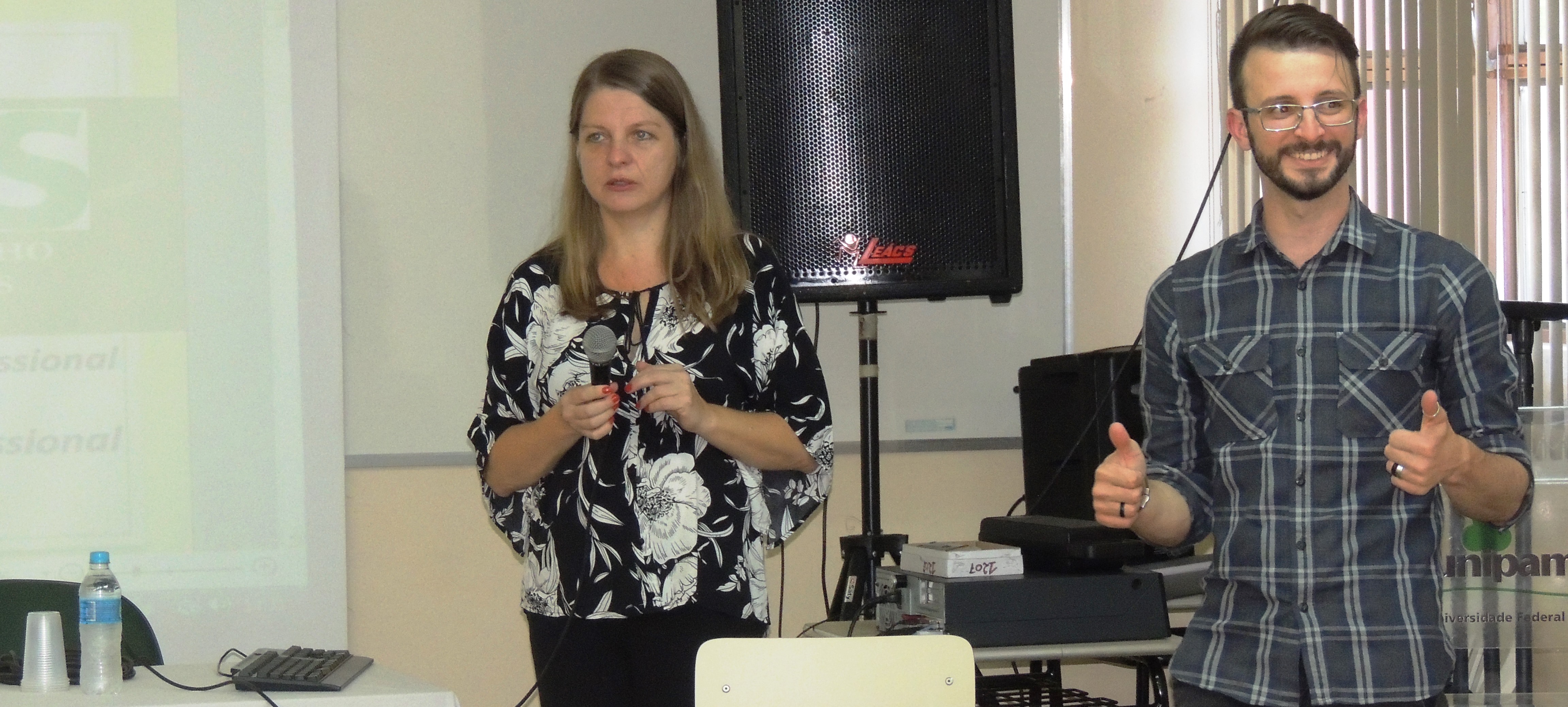 Professora Jaquelina Quadrado apresenta o presidente do Conselho de Serviço Social Seminário sobre estágio em Serviço Social