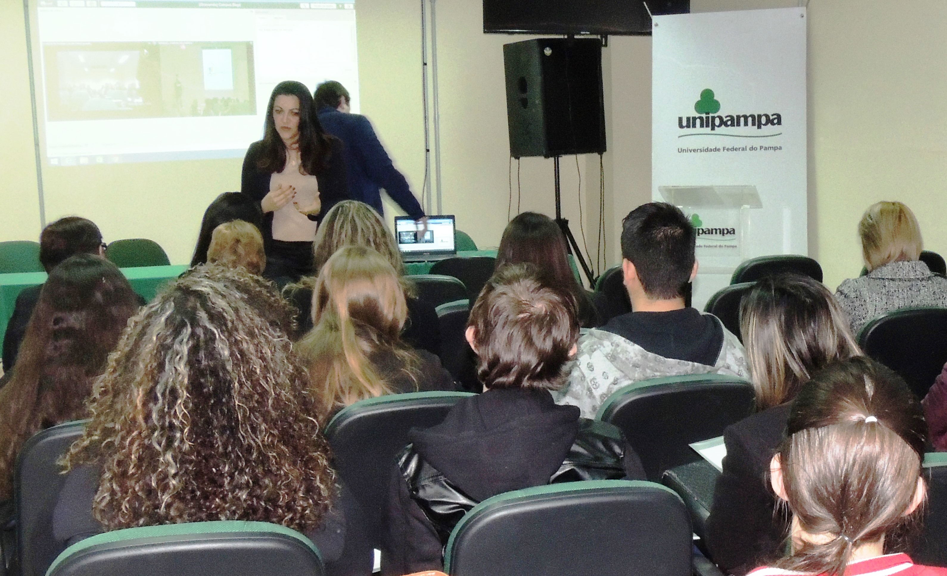 A professora Claudete explica como funcionará o programa A professora Claudete explica como funcionará o programa