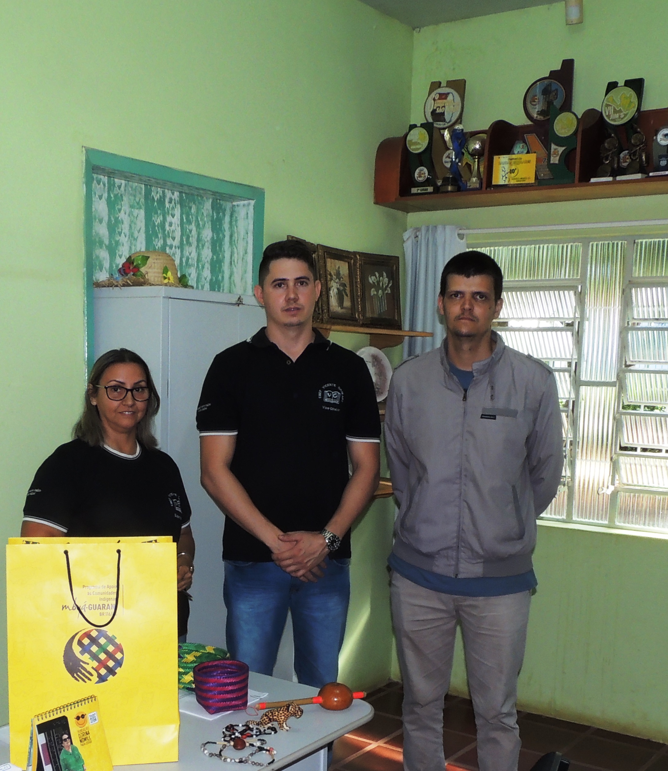 A professora Beatriz e o professor Emerson recebem do acadêmico André o kit de artesanato A professora Beatriz e o professor Emerson recebem do acadêmico André o kit de artesanato