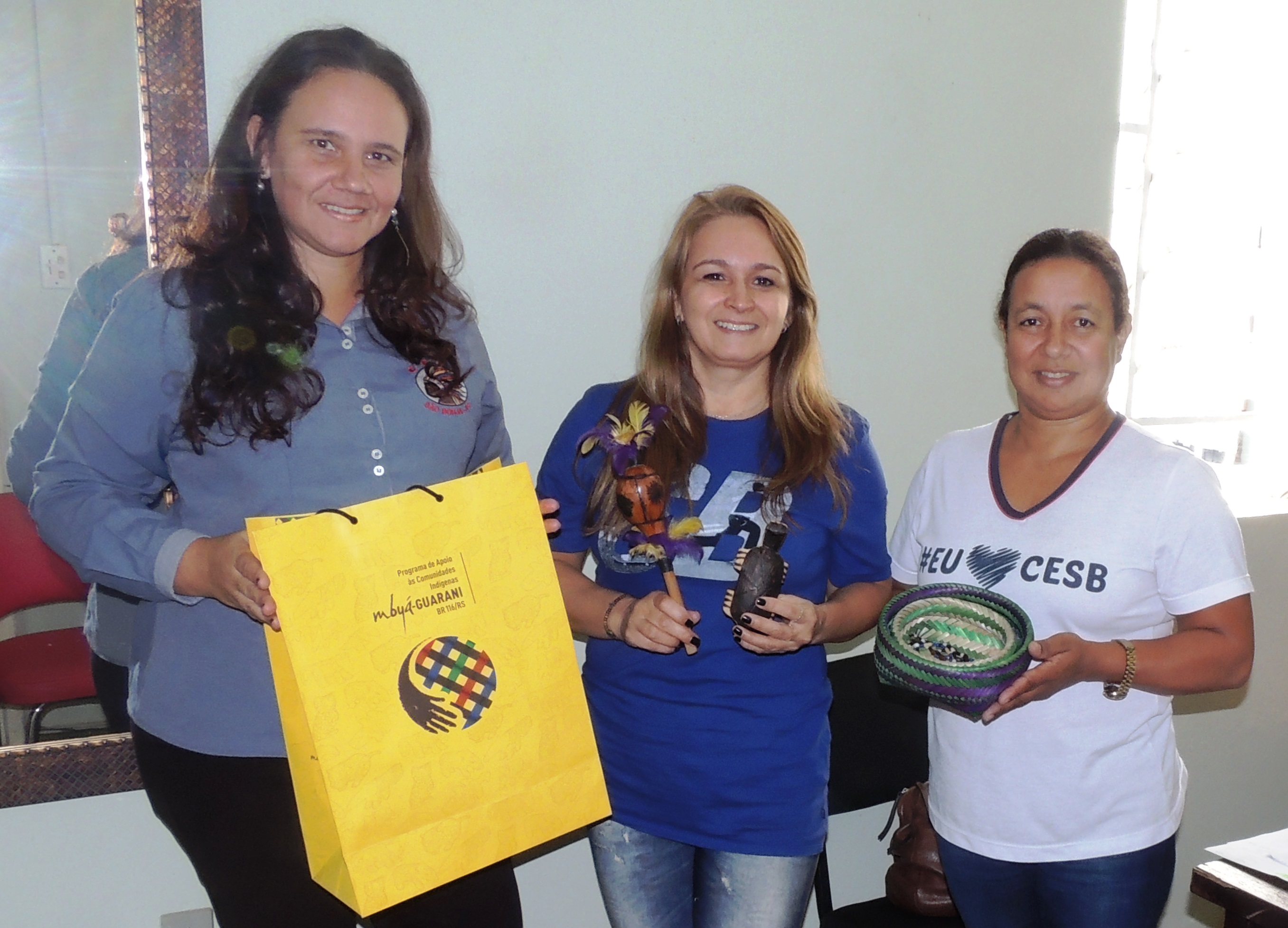 As professoras Estela, Júlia e Janete exibem o artesanato As professoras Estela, Júlia e Janete exibem o artesanato