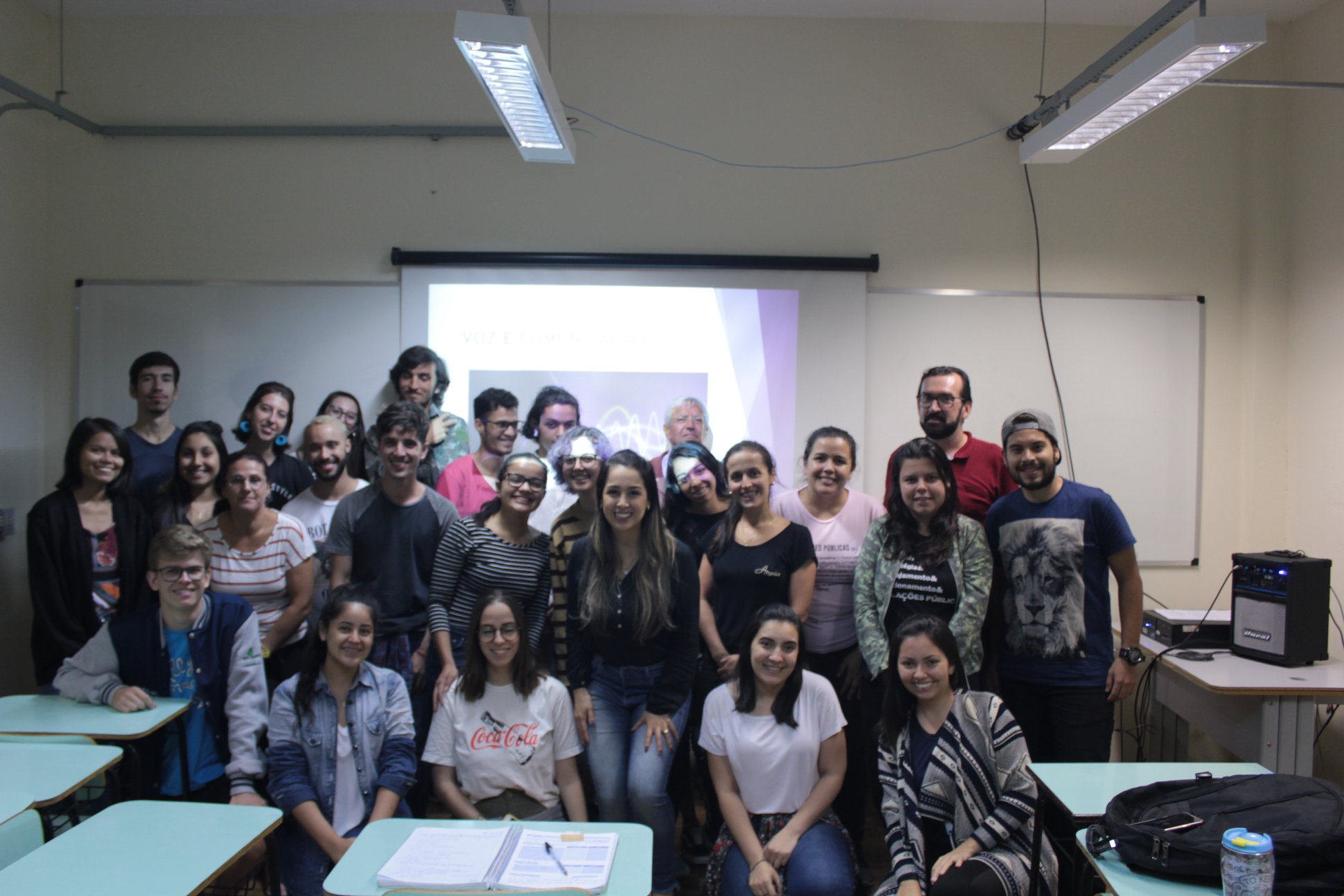 Grupo de RP posa com a fonoaudióloga ao final da palestra Grupo de RP e PP posa com a fonoaudióloga ao final da palestra