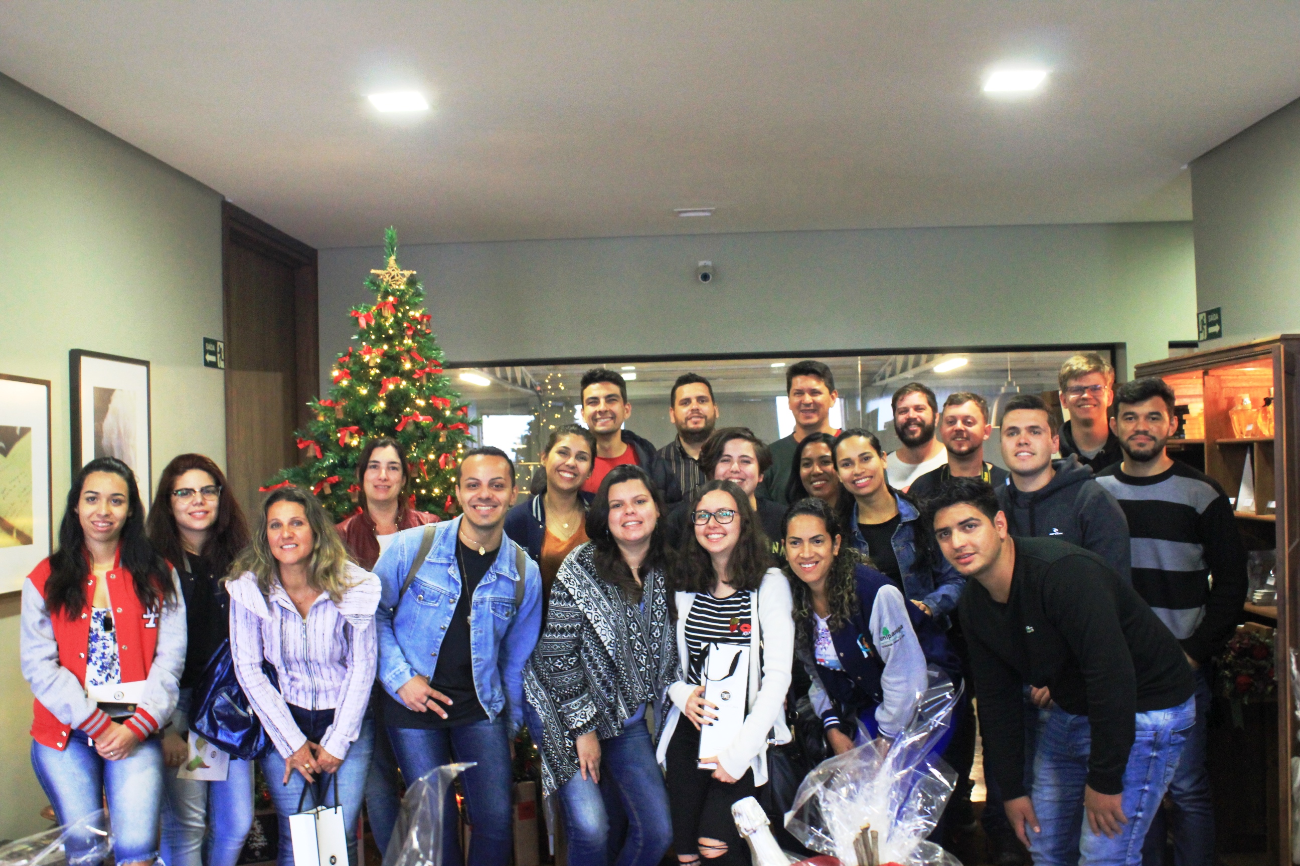 A visita técnica foi finalizada na loja da vinícola Grupo de professores e alunos posam para fotografia na vinícola