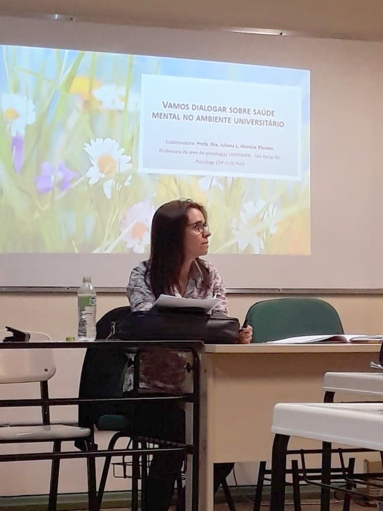 A professora Juliana Rodhen fala sobre saúde mental aos acadêmicos. A professora Juliana Rodhen fala sobre saúde mental aos acadêmicos.