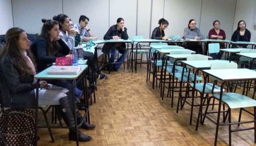 Os integrantes do projeto acompanham a palestra com atenção Os integrantes do projeto acompanham a palestra com atenção