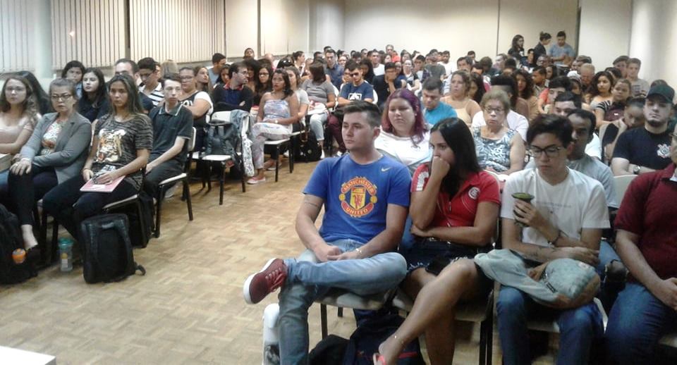 A sala 2202 totalmente ocupada pelos acadêmicos A sala 2202 totalmente ocupada pelos acadêmicos